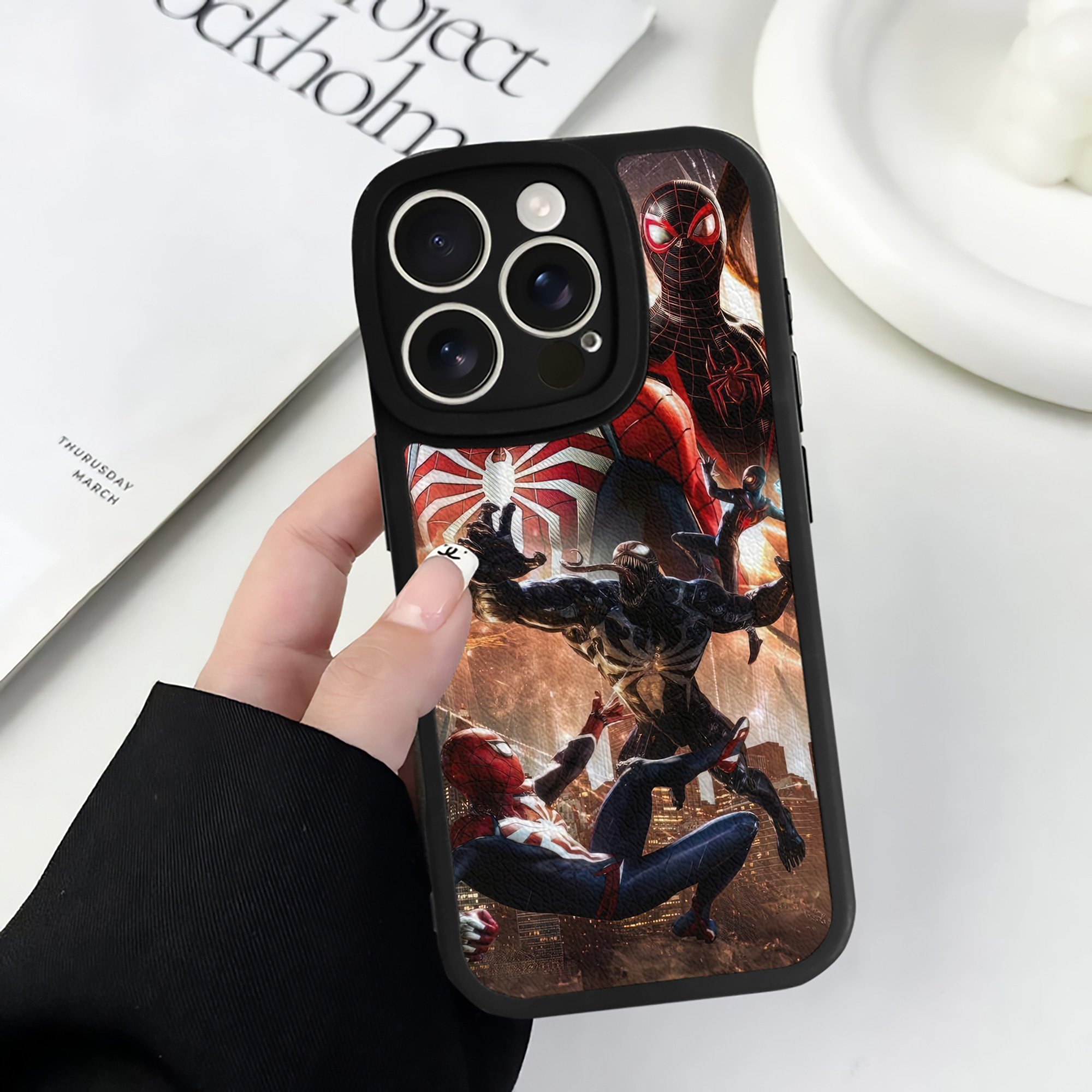 （画像用） Spider Man スパイダーマン 【iPhone 16シリーズ対応】シリコンスマホケース（レザー調） 材質：シリコン